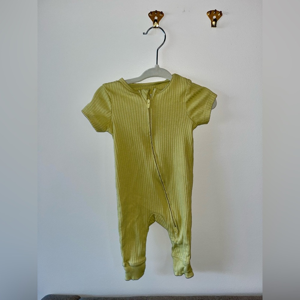 CLOUD ISLAND Yellow Green Baby Short-Sleeve Bodysuit Onesie, 0-3 Months